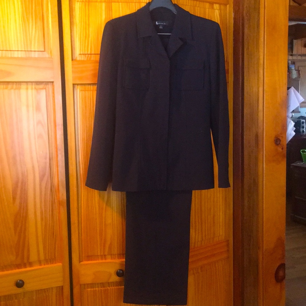 Larry Levine Black Two-Piece Blazer and Pant Suit